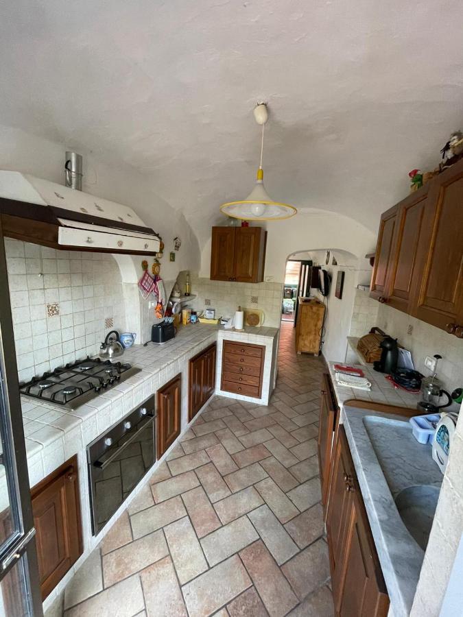 Casa Vacanza Pegrini Nel Centro Storico Di กาวี ภายนอก รูปภาพ